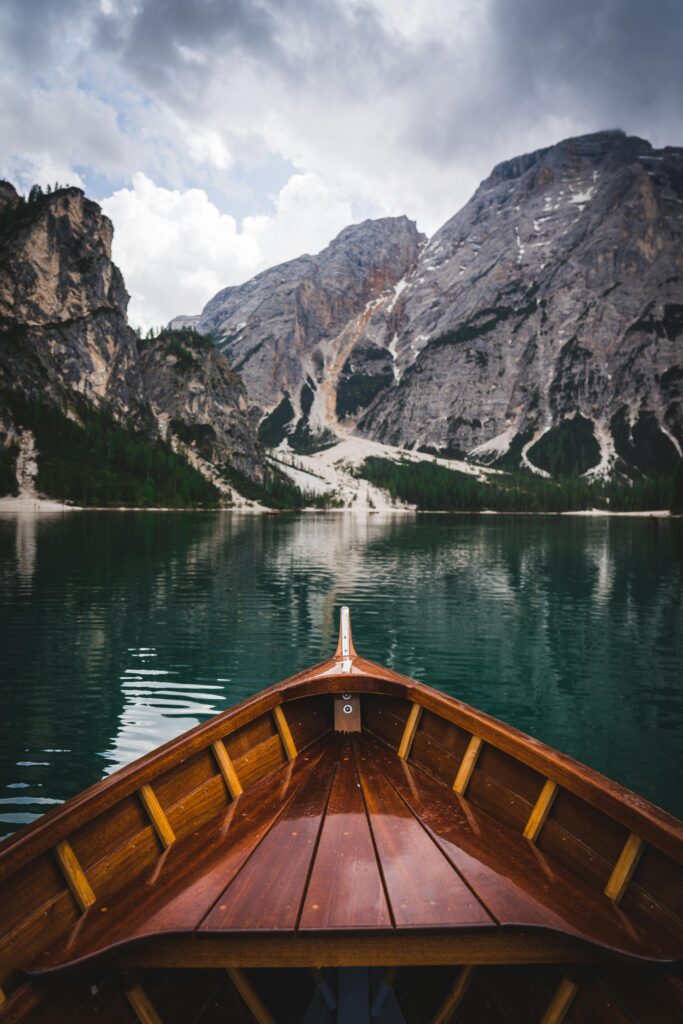 Ein Boot auf einem ruhigen Bergsee, symbolisiert die Psyche, die sich im Wasser des Lebens bewegt. 
